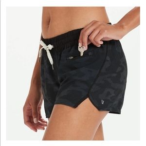 Vuori Clementine Shorts - XL - Black Watercolor Camo